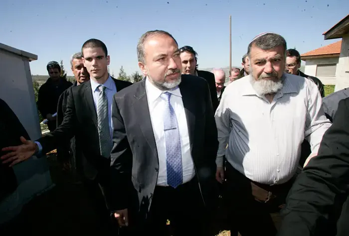 טיוטת האישום: ליברמן הרוויח מיליונים מחברות קש