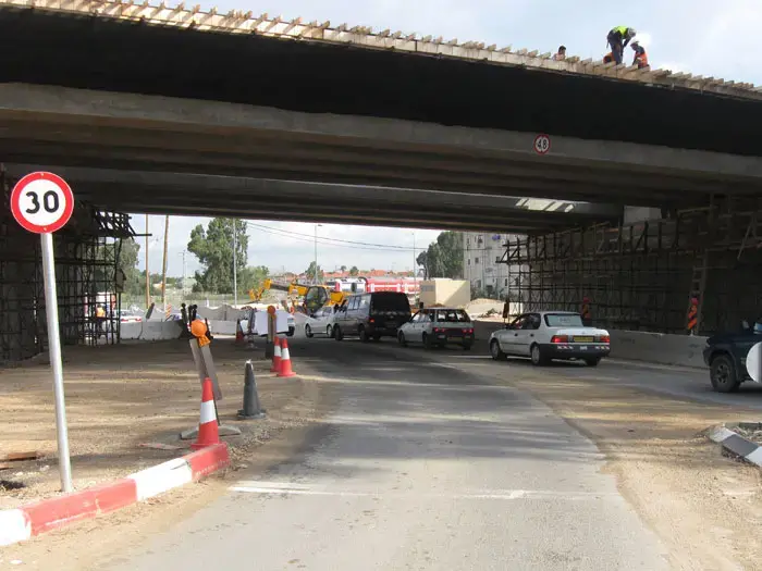 תעלומה: צעירה נפלה מגשר - או הושלכה ממנו?