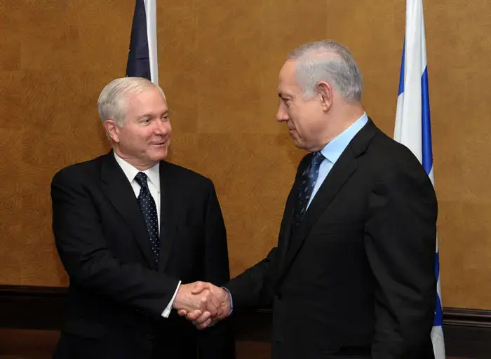 גייטס תקף את נתניהו: "כפוי טובה, מבודד את ארצו"