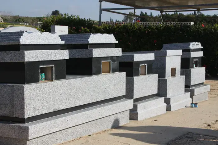 ניצל את המוות: מי גנב תיקים ממכוניות של אבלים?
