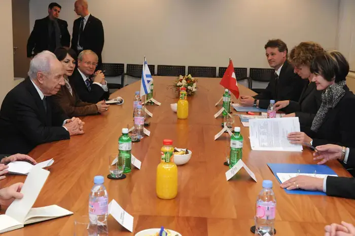 ארגון פרו-פלסטיני בשוויץ: "להוציא צו מעצר לפרס"