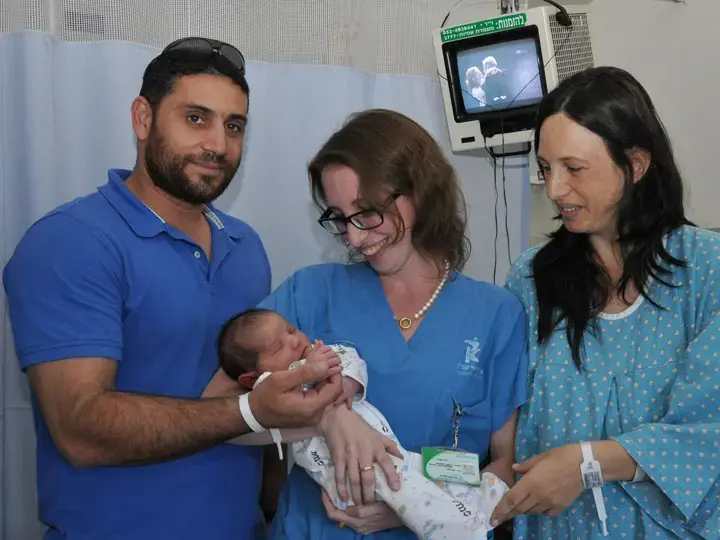 הרופאה הכניסה ידה לרחם - חיי התינוק ניצלו