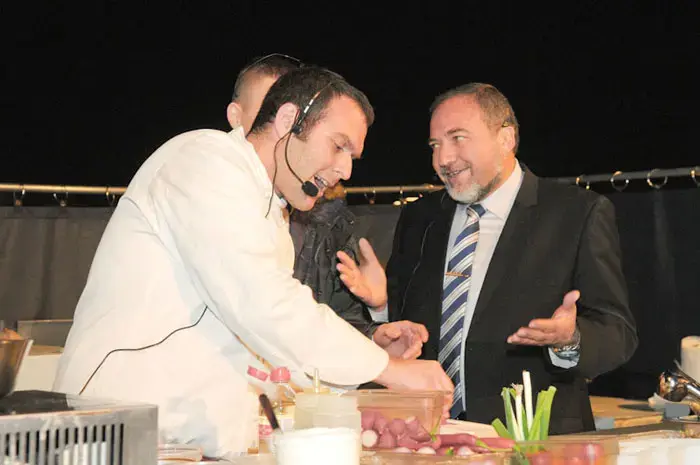 הנוער מעדיף מנהיגים "חזקים" על פני דמוקרטיה