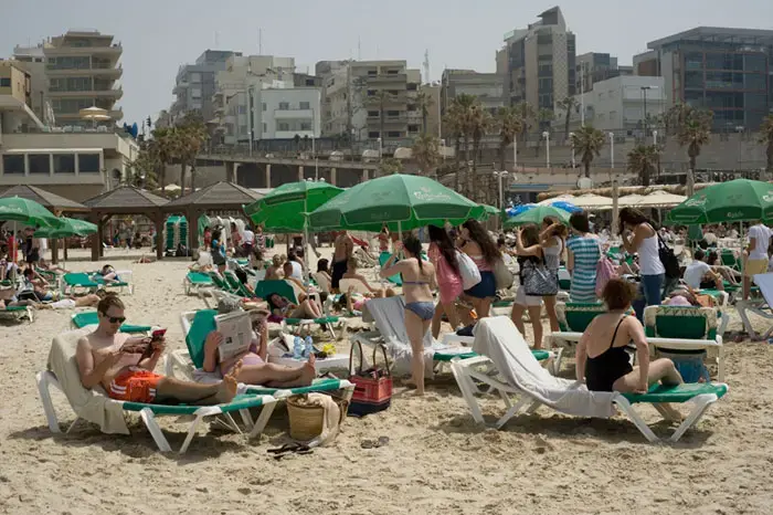 עובדים על שיזוף הבסיס: ההמונים גדשו את החופים