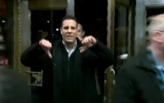 צ'רלי שין הורד מהבמה בשריקות בוז