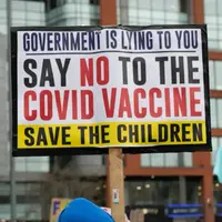 הפגנה של מתנגדי חיסונים נגד חיסון הקורונה במנצ'סטר בריטניה. דצמבר 2020. ShutterStock