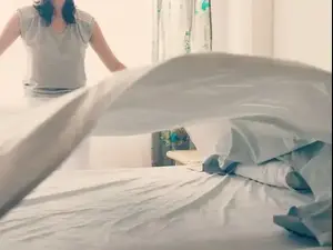 איך לסדר את המיטה. ShutterStock