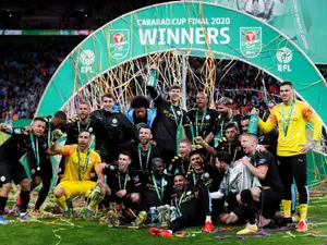 שחקני מנצ'סטר סיטי חוגגים זכייה בגביע הליגה. רויטרס