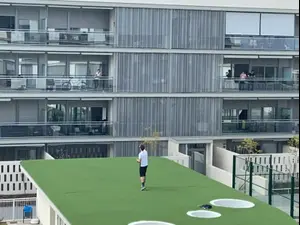 מאמן כושר בשכונה בסביליה מעביר שיעור לתושבים שבסגר בגלל הקורונה. ©@ Sanobenalmadena, צילום מסך