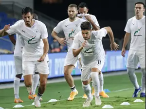 מנור סולומון, שון וייסמן, חאתם עבד אלחמיד שחקני נבחרת ישראל בחימום. דני מרון