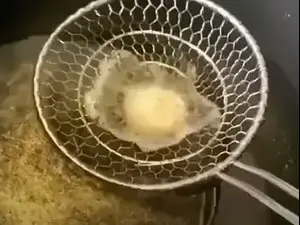 מים בטיגון עמוק. @trendychef_, צילום מסך