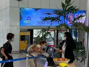 אנשי אל על מקבלים נוסעים בשדה התעופה רמון. אל על, 