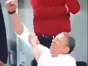 ניר קלינגר מסמן תנועות מגונות לעבר אוהדי מכבי תל אביב. ספורט 2