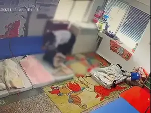 תיעוד: התעללות בפעוטות במעון ילדים בפסוטה
13.6.21. מצלמות אבטחה, צילום מסך