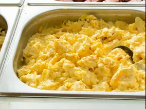 ביצה מקושקשת בארוחה במלון. ShutterStock