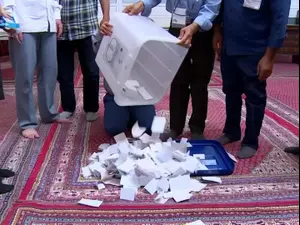 אזרחי איראן מצביעים בקלפיות לקראת נצחונו הצפוי בבחירות של איש הדת איברהים ראיסי 
19.06.21. רויטרס