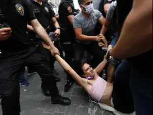 המשטרה פיזרה בכוח את מצעד הגאווה באיסטנבול אחרי שהרשויות אסרו על קיומו 27.6.21. רויטרס