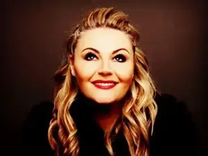 המתקשרת דבורה דייוויס ב"עקרות בית אמיתיות". instagram/deborahdaviespsychic, צילום מסך