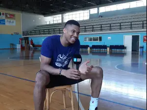 יאניס נבחר ל-MVP וחגג בדמעות, לברון מפרגן: "הרווחת זאת ...