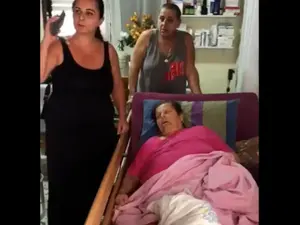 תיעוד: הגשת צו פינוי לתושבת גבעת עמל א', בת 82, הסובלת מקריסת מערכות 
20.07.21. באדיבות המצולמים