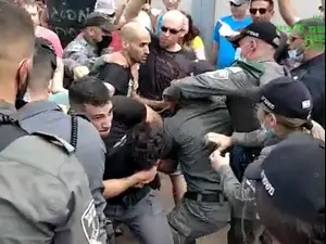 חמישה נעצרו בהפגנה סמוך לביתו של ראש הממשלה נפתלי בנט 23.07.21. מה שמעניין, מערכת וואלה!