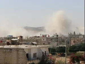עשן מיתמר אחרי הפצצות בעיר דרעא, סוריה, יולי 2021. מערכת וואלה!, אתר רשמי