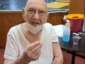 קשישים מתחסנים במנה השלישית: "צריך לחתוך את כל המגיפה הזאת" 5.8.21. יח"צ משען, באדיבות המצולמים