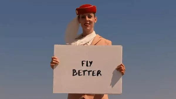 דיילת אמירטס על הבורג' ח'ליפה. צילום מסך, צילום מסך