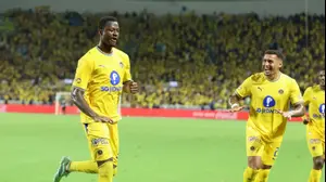 שחקני מכבי תל אביב חוגגים עם מוחמד עלי קמארה