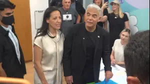 יאיר לפיד מצביע, תל אביב, 27 באוקטובר 2026