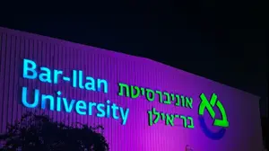 היכל הספורט באוניברסיטת בר אילן נצבע בסגול