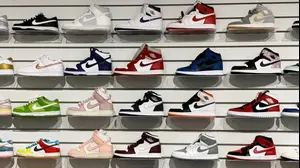 Кроссовки Nike в зале магазина