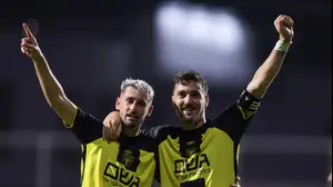 עומר אצילי לצד ירדן שועה, שחקני בית"ר ירושלים