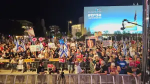 הפגנת "מועצת אוקטובר" בדרישה להקמת ועדת חקירה ממלכתית בכיכר הבימה בת"א. 22 בנובמבר 2025