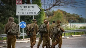 חיילי צה"ל ליד שלט של קריית שמונה,גבול לבנון, 22 במרץ 2026