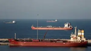 מיכליות נפט עוגנות מחוץ למיצר הורמוז