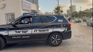 החשוד באונס מפרשת שי לי עטרי נכנס לתחנת המשטרה בניידת