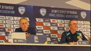 היימיר האלגרימסון מאמן נבחרת אירלנד לצד יו"ר ההתאחדות במסיבת עיתונאים