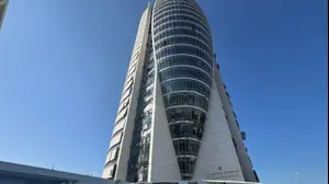 הנזק במגדל המפרש ("מגדל הטיל") בחיפה לאחר שנפגע מהדף של טיל איראני