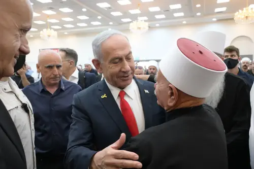 המנהיג הרוחני הרעיף שבחים על נתניהו – ואז נאלץ להבהיר