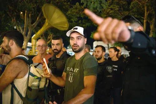 לא עוצר: מרדכי דוד ופעילי ימין פרצו למטה הבחירות של המשותפת