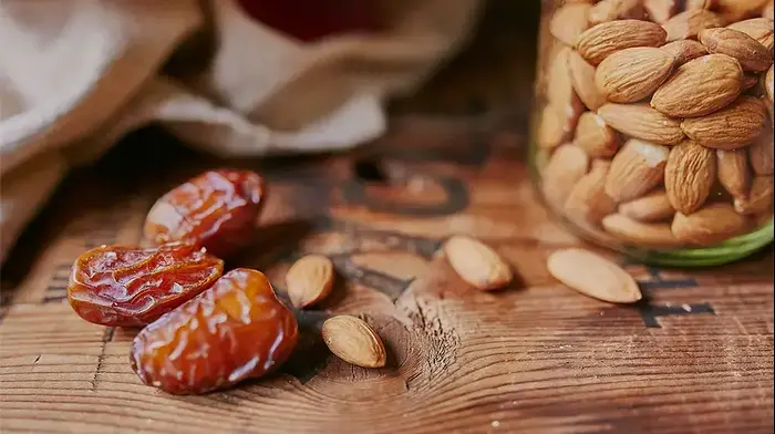 תמרים ושקדים. ShutterStock