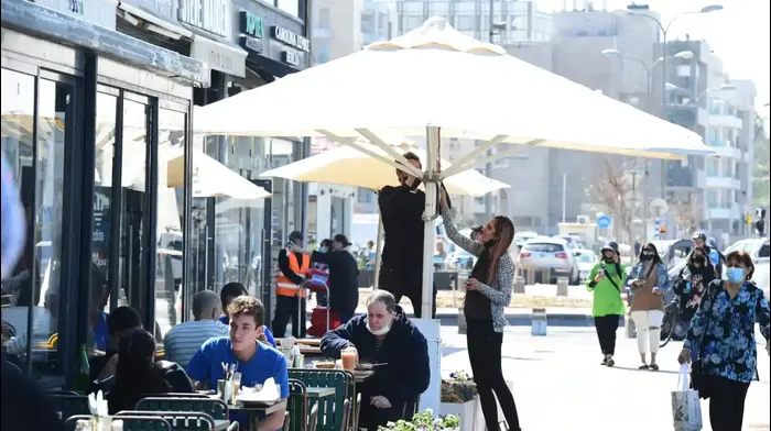 פתיחת בתי קפה ומסעדות בנמל ת"א, 7 במרץ 2021. ראובן קסטרו