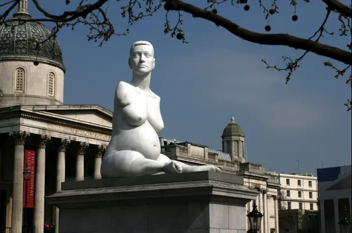 Скульптура Марка Куинна изображает жертву талидомида - Элисон Лаппер, родившуюся без рук и ставшую художницей. Flickr - Dave Rutt, אתר רשמי