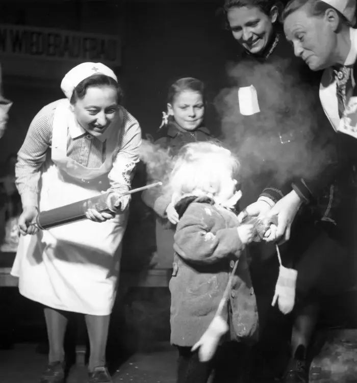 Ребенка опрыскивают ДДТ. Германия, октябрь 1945 года. George Konig, GettyImages