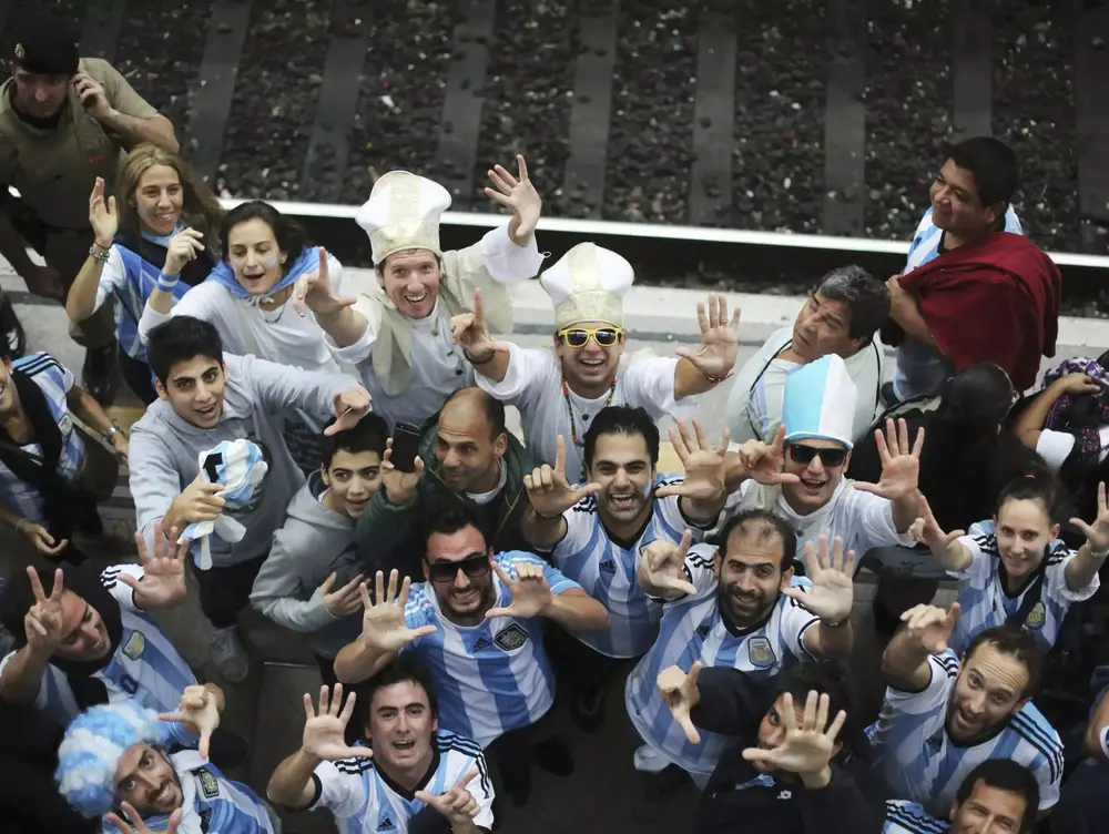 אוהדי נבחרת ארגנטינה בדרכם למשחק