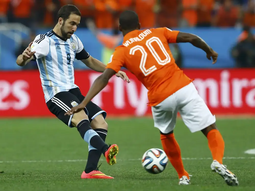 שחקן נבחרת ארגנטינה גונסאלו היגואין מול שחקן נבחרת הולנד ג'ורג'יניו ויינאלדום
