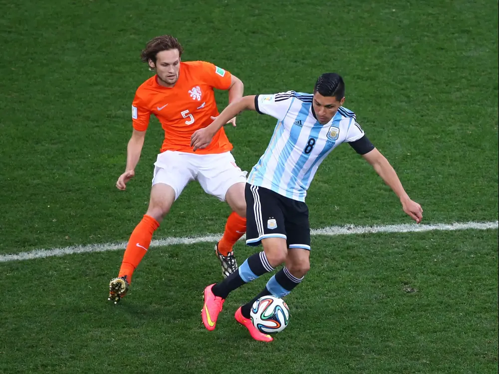 שחקן נבחרת ארגנטינה אנסו פרס מול שחקן נבחרת הולנד דיילי בלינד