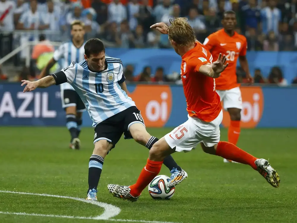 שחקן נבחרת ארגנטינה ליאונל מסי מול שחקן נבחרת הולנד דירק קאוט