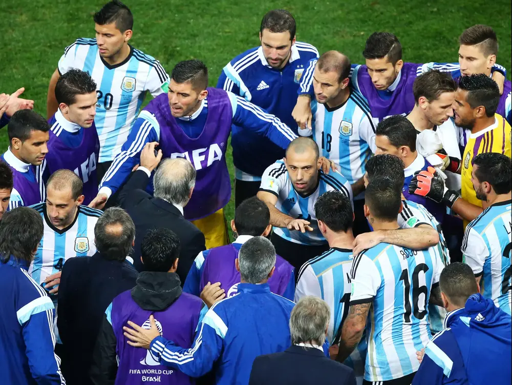 מאמן נבחרת ארגנטינה אלחנדרו סאבלה מתדרך את שחקניו